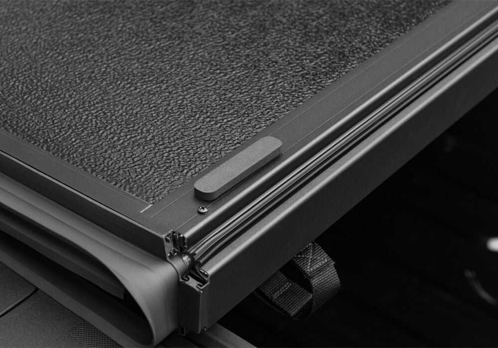 UC_ArmorFlex_20Ford-SuperDuty_Details_04Hinge.jpg